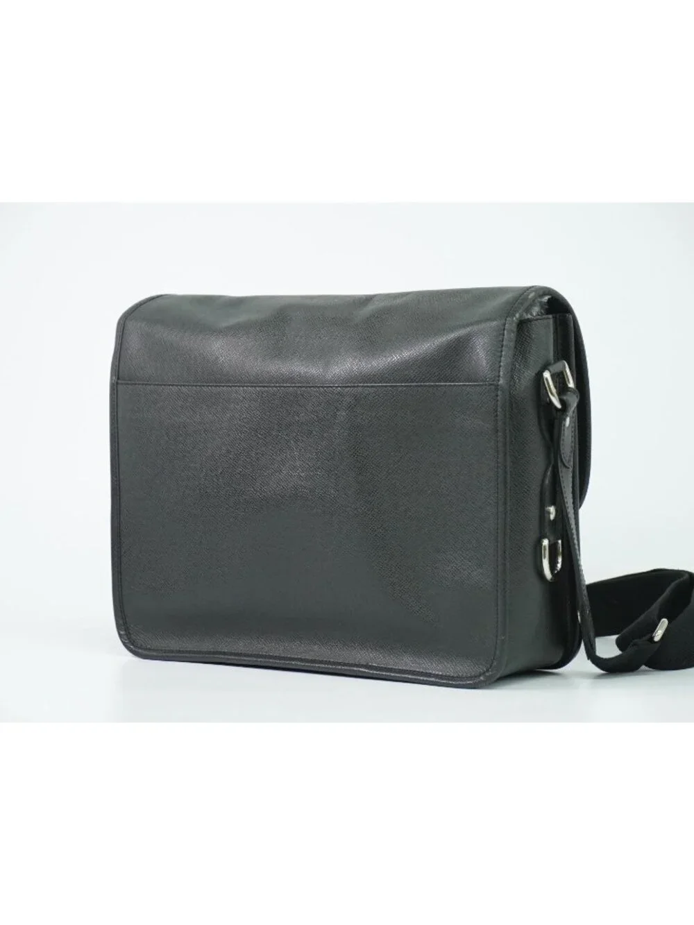 Louis Vuitton LV Arecreasing Lee Taiga Leather Shoulder Bag Ardoise Black